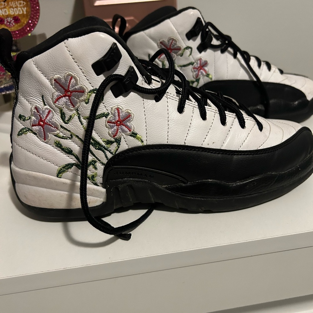 Air Jordan 12, black and white size 6